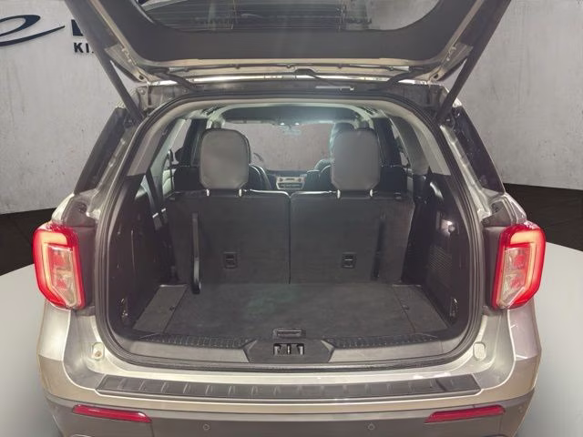 2023 Silver Metallic Ford Explorer XLT 4X4 SUV