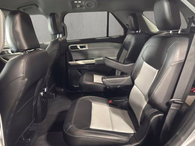2023 Silver Metallic Ford Explorer XLT 4X4 SUV
