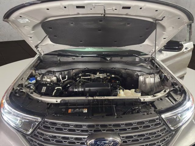 2023 Silver Metallic Ford Explorer XLT 4X4 SUV
