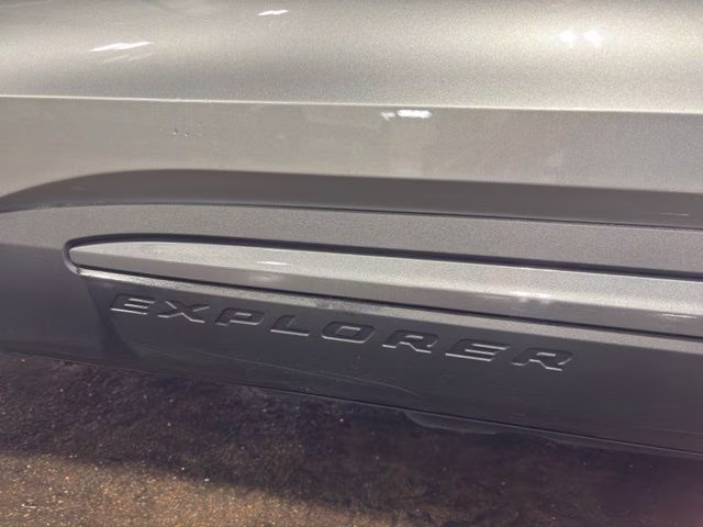 2023 Silver Metallic Ford Explorer XLT 4X4 SUV