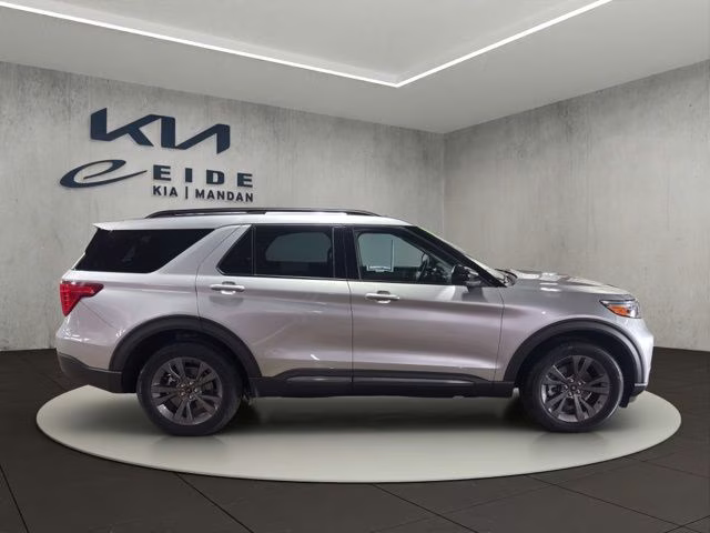 2023 Silver Metallic Ford Explorer XLT 4X4 SUV
