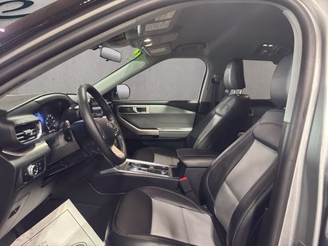 2023 Silver Metallic Ford Explorer XLT 4X4 SUV