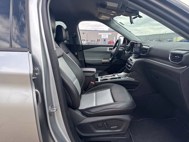 2023 Iconic Silver Metallic Ford Explorer XLT 4X4 SUV