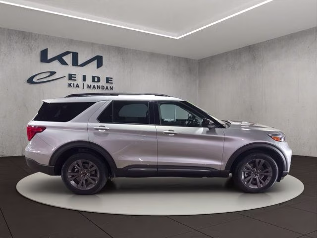 2023 Silver Metallic Ford Explorer XLT 4X4 SUV