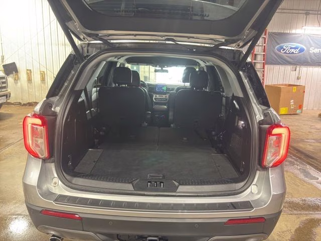 2023 Silver Metallic Ford Explorer XLT 4X4 SUV