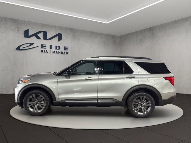2023 Silver Metallic Ford Explorer XLT 4X4 SUV