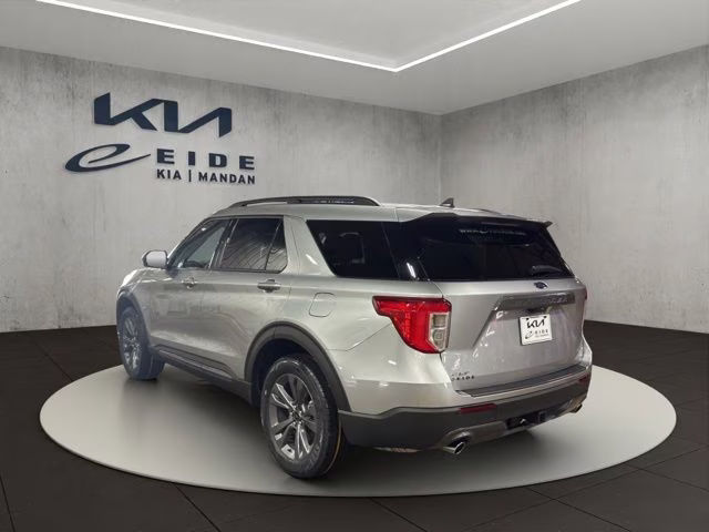 2023 Silver Metallic Ford Explorer XLT 4X4 SUV