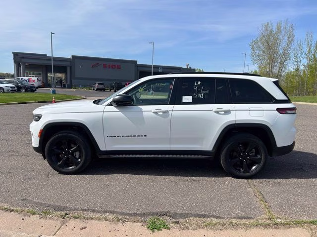 2024 Bright White Clearcoat Jeep Grand Cherokee Limited 4X4 SUV
