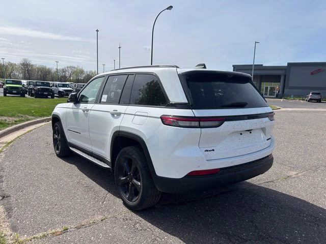 2024 Bright White Clearcoat Jeep Grand Cherokee Limited 4X4 SUV