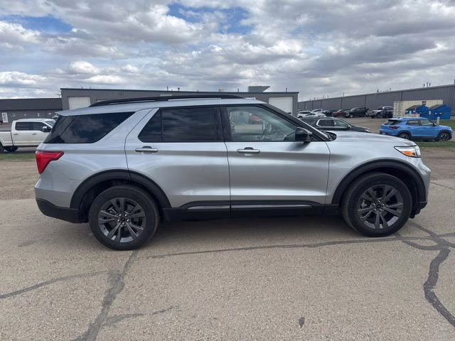 2023 Iconic Silver Metallic Ford Explorer XLT 4X4 SUV
