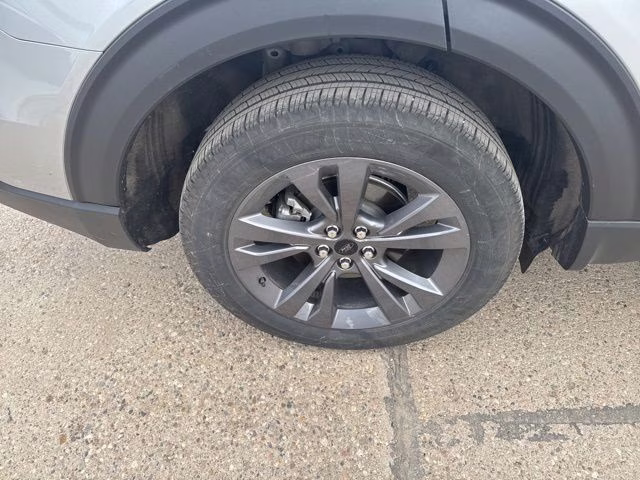 2023 Iconic Silver Metallic Ford Explorer XLT 4X4 SUV