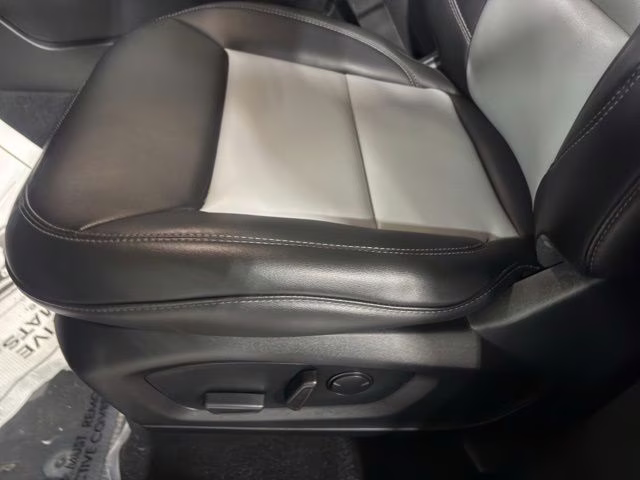 2023 Silver Metallic Ford Explorer XLT 4X4 SUV