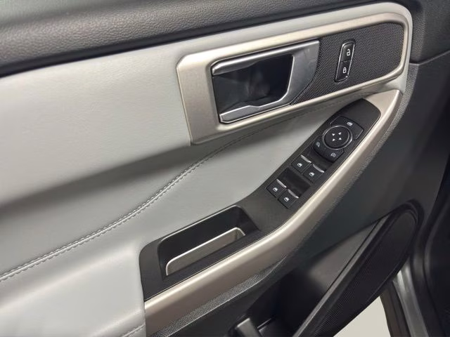 2023 Silver Metallic Ford Explorer XLT 4X4 SUV