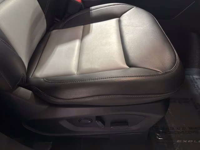 2023 Silver Metallic Ford Explorer XLT 4X4 SUV