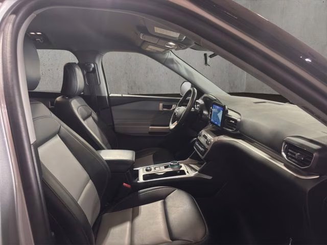2023 Silver Metallic Ford Explorer XLT 4X4 SUV