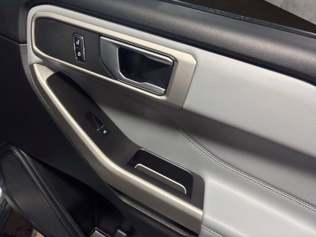 2023 Silver Metallic Ford Explorer XLT 4X4 SUV