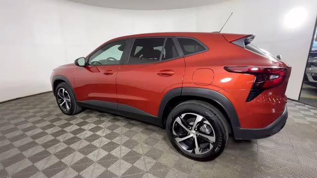 2024 Cayenne Orange Metallic Chevrolet Trax 1RS FWD SUV