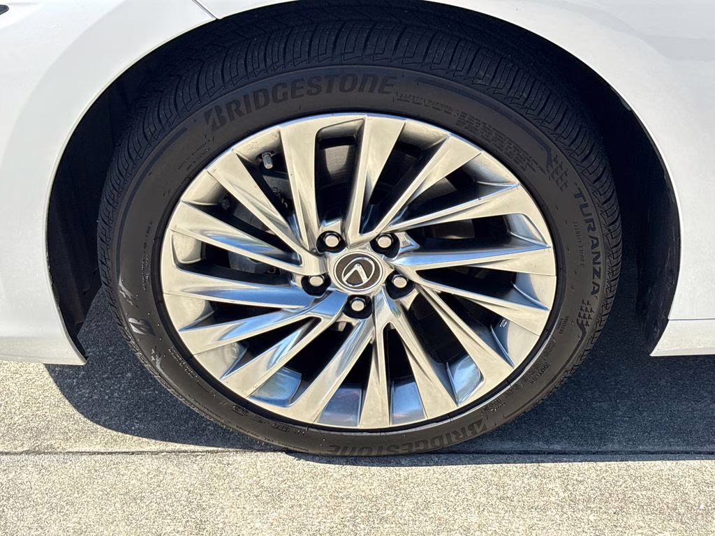 2022 White Pearl Lexus ES 300h Luxury FWD Sedan