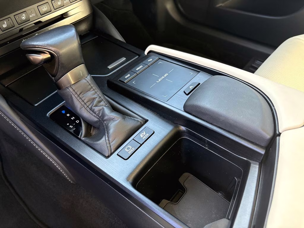 2022 White Pearl Lexus ES 300h Luxury FWD Sedan