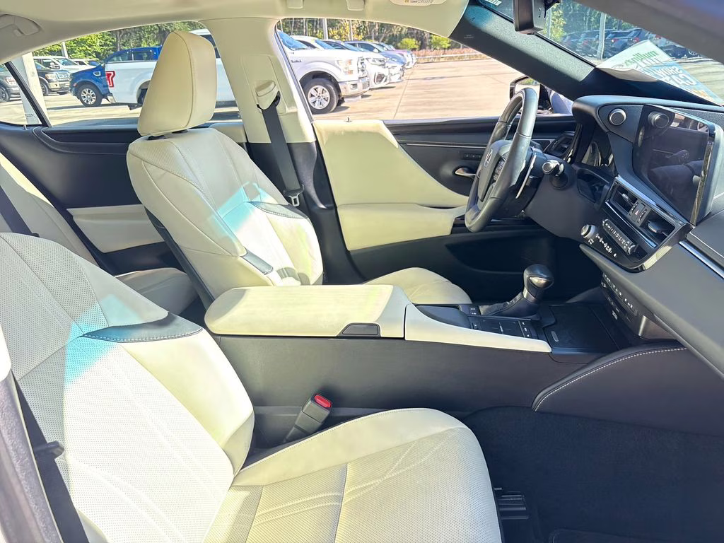 2022 White Pearl Lexus ES 300h Luxury FWD Sedan