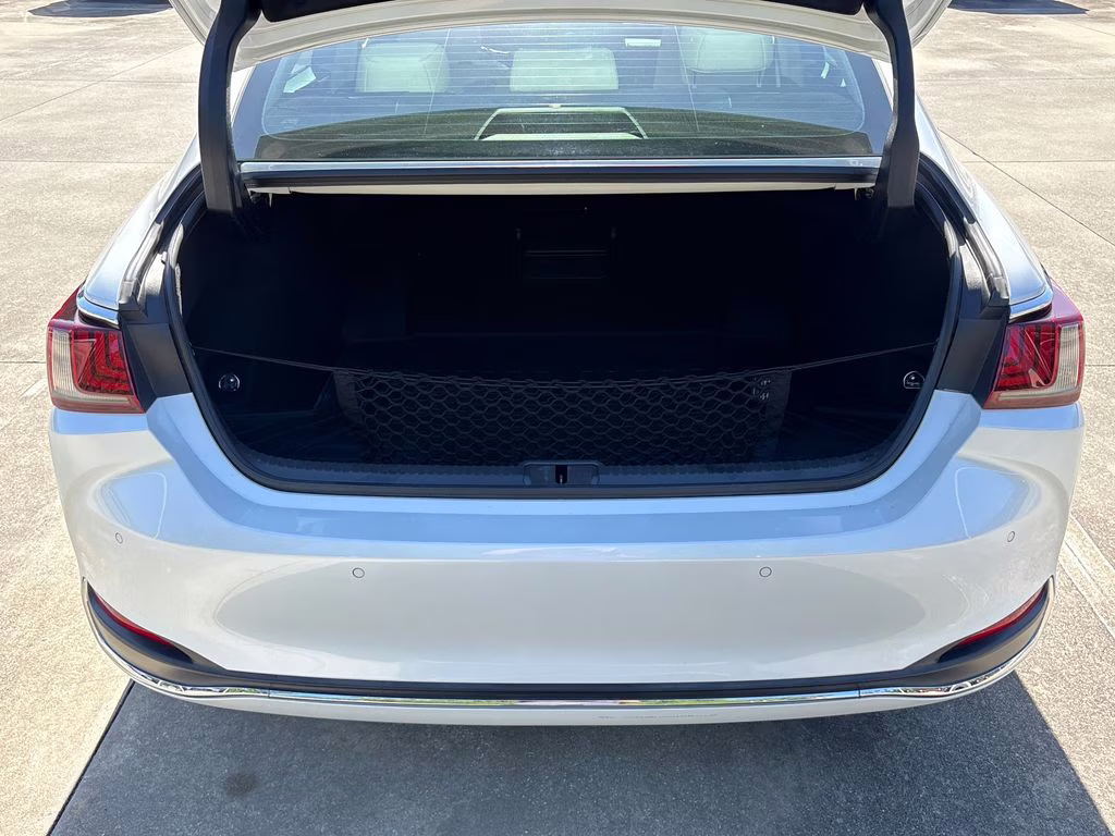 2022 White Pearl Lexus ES 300h Luxury FWD Sedan