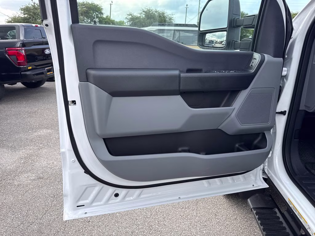 2026 Oxford White Ford Super Duty F-550 DRW XL 4X4 Chassis