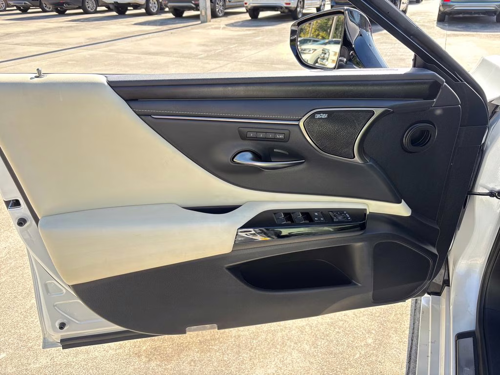 2022 White Pearl Lexus ES 300h Luxury FWD Sedan