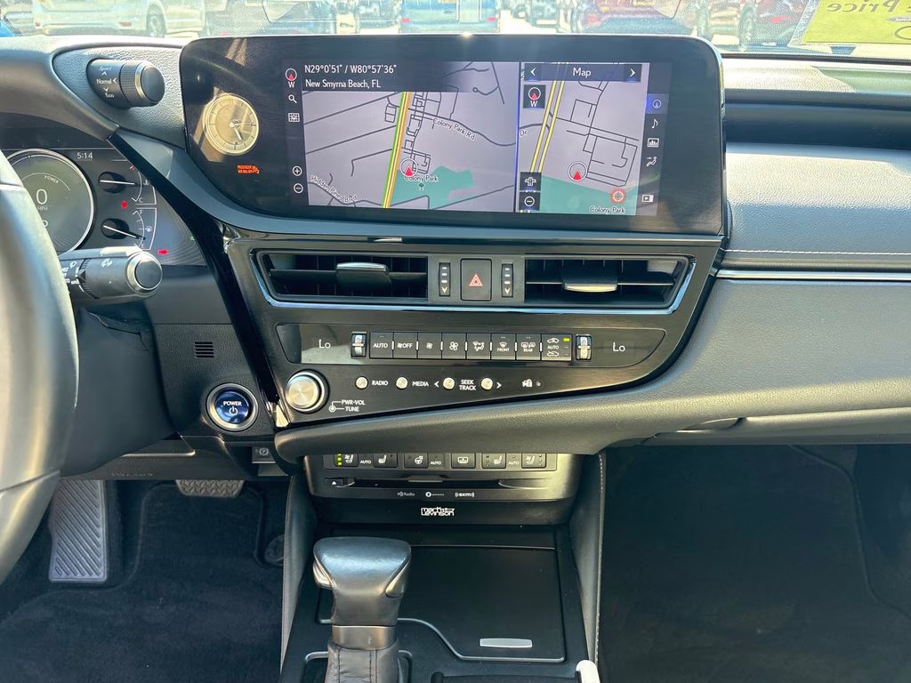 2022 White Pearl Lexus ES 300h Luxury FWD Sedan