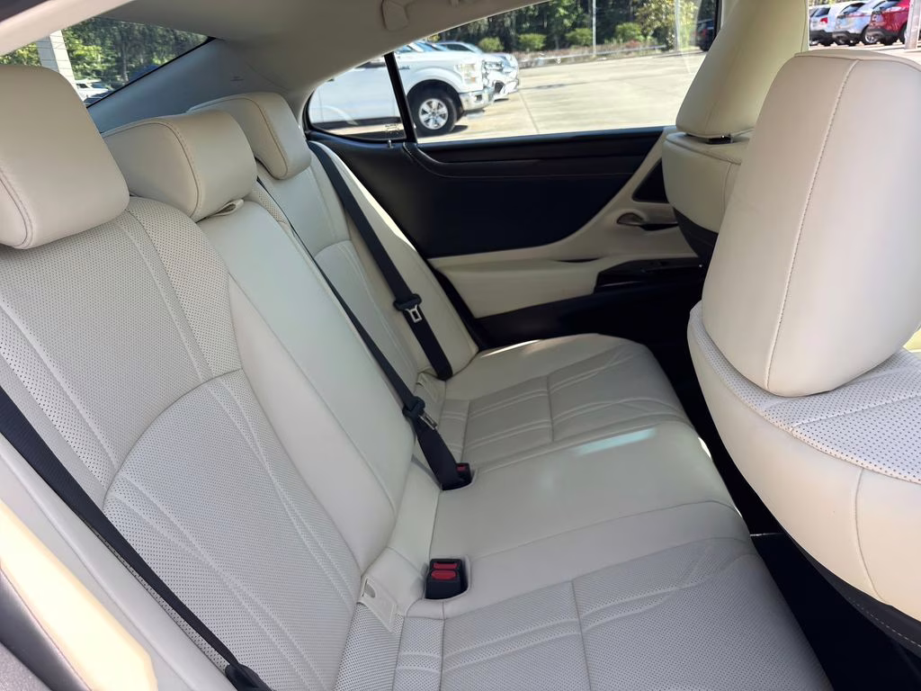 2022 White Pearl Lexus ES 300h Luxury FWD Sedan