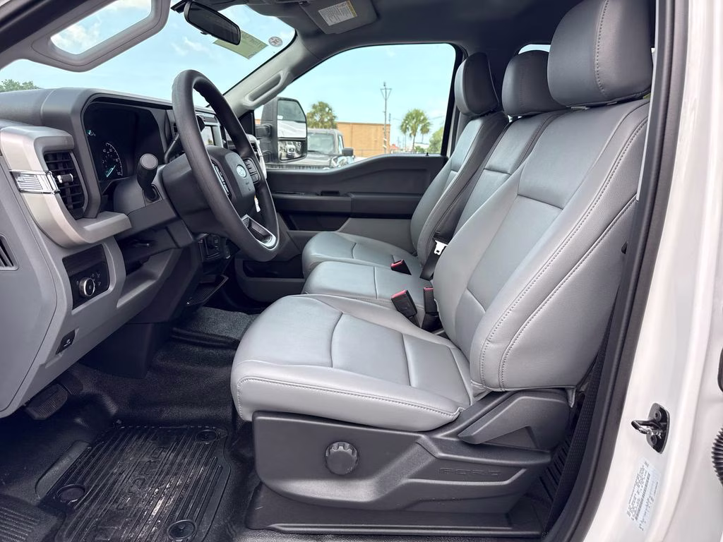 2026 Oxford White Ford Super Duty F-550 DRW XL 4X4 Chassis