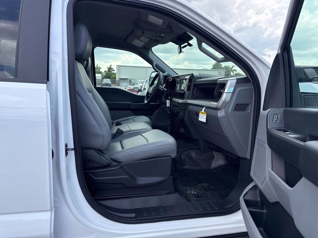 2026 Oxford White Ford Super Duty F-550 DRW XL 4X4 Chassis
