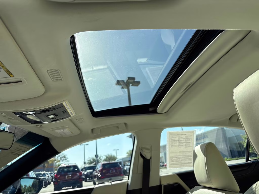 2022 White Pearl Lexus ES 300h Luxury FWD Sedan
