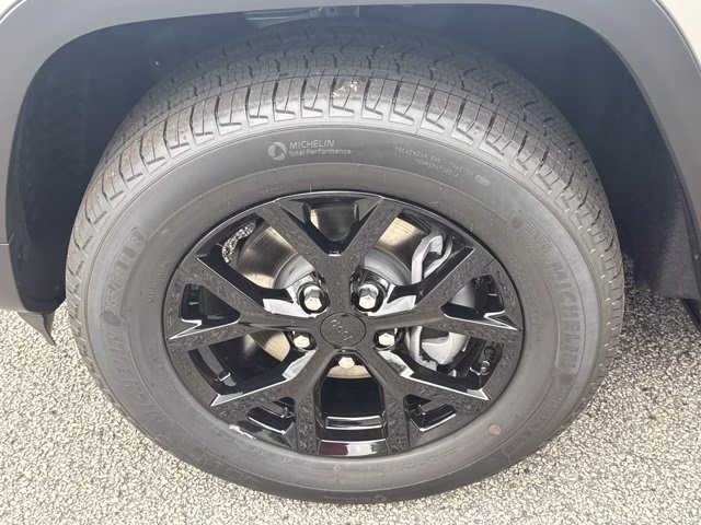 2026 Silver Zynith Jeep Grand Cherokee Laredo Altitude RWD SUV