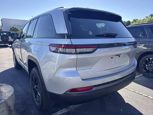 2026 Silver Zynith Jeep Grand Cherokee Laredo Altitude RWD SUV