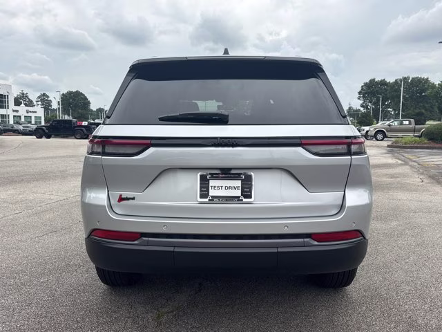2026 Silver Zynith Jeep Grand Cherokee Laredo Altitude RWD SUV