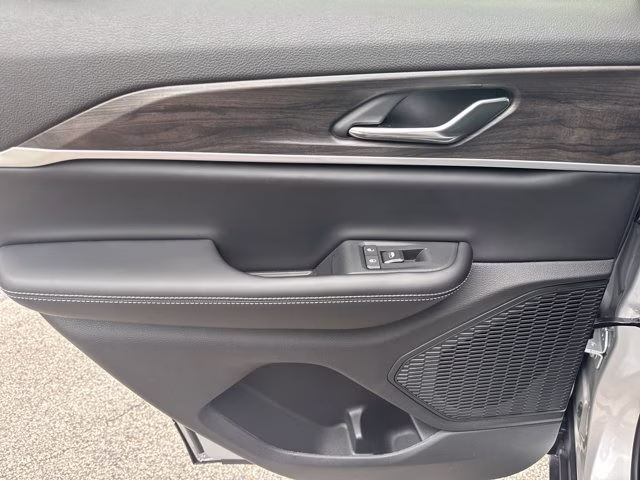 2026 Silver Zynith Jeep Grand Cherokee Laredo Altitude RWD SUV