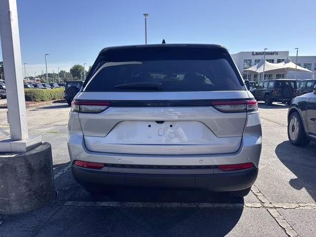 2026 Silver Zynith Jeep Grand Cherokee Laredo Altitude RWD SUV