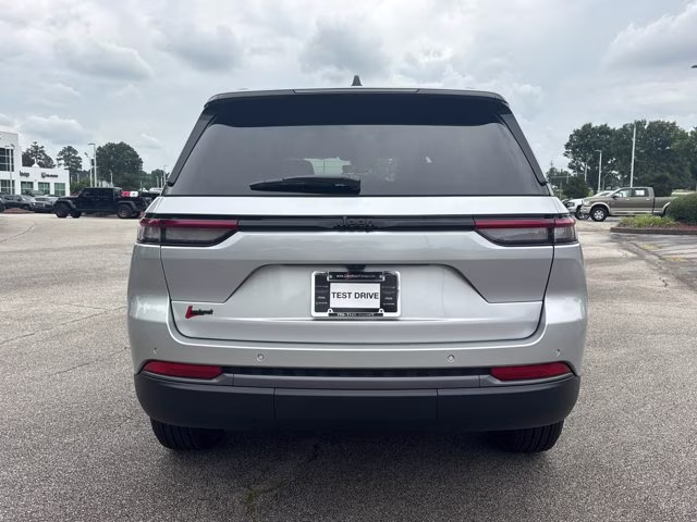 2026 Silver Zynith Jeep Grand Cherokee Laredo Altitude RWD SUV