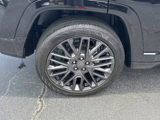 2024 Diamond Black Crystal Pearlcoat Jeep Compass Limited 4X4 SUV