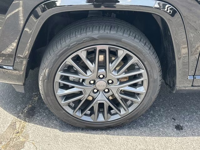 2024 Diamond Black Crystal Pearlcoat Jeep Compass Limited 4X4 SUV