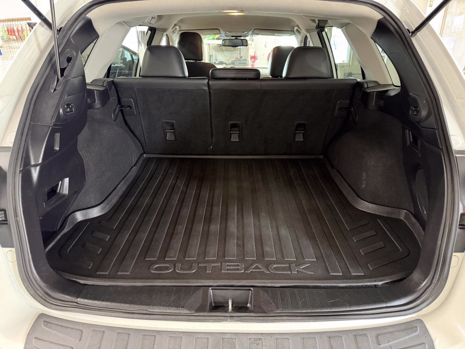 2016 Crystal White Pearl Subaru Outback 3.6R Limited AWD SUV