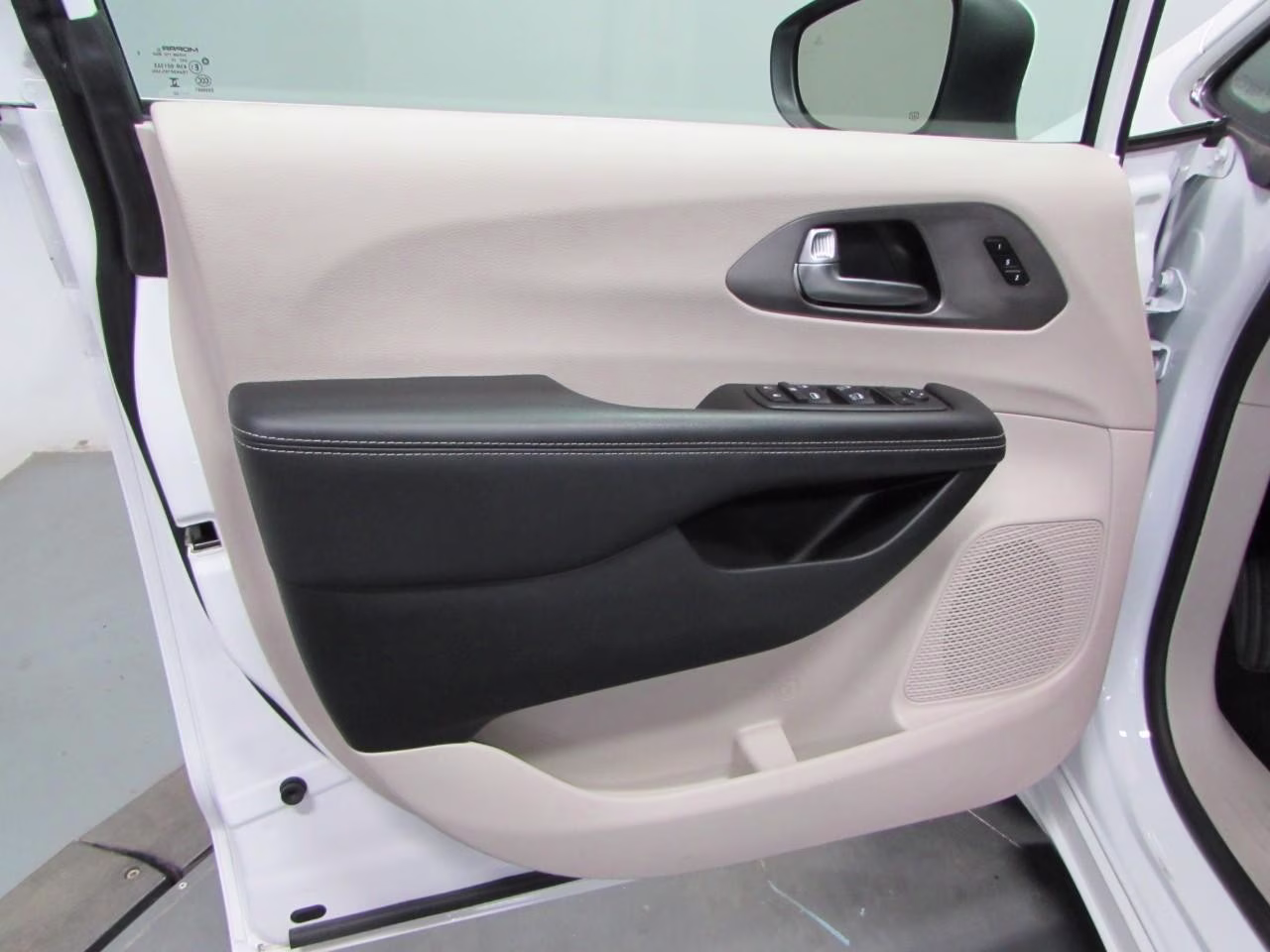 2023 Bright White Clearcoat Chrysler Pacifica Touring L FWD Van
