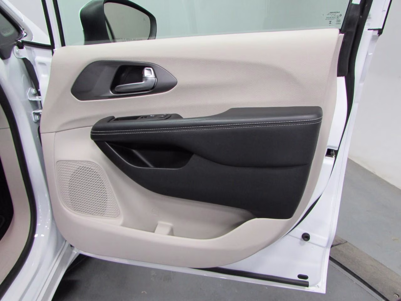 2023 Bright White Clearcoat Chrysler Pacifica Touring L FWD Van