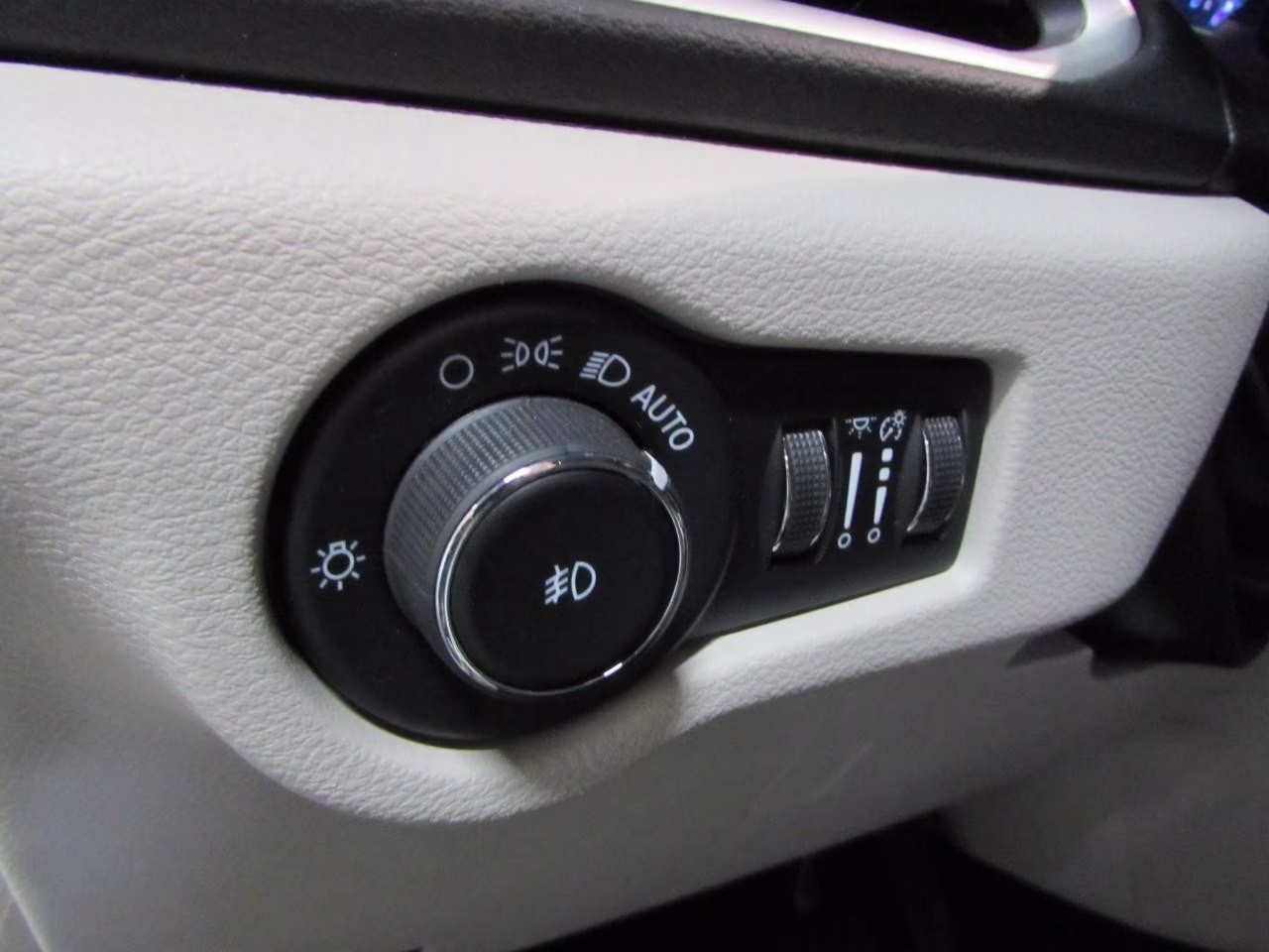 2023 Bright White Clearcoat Chrysler Pacifica Touring L FWD Van
