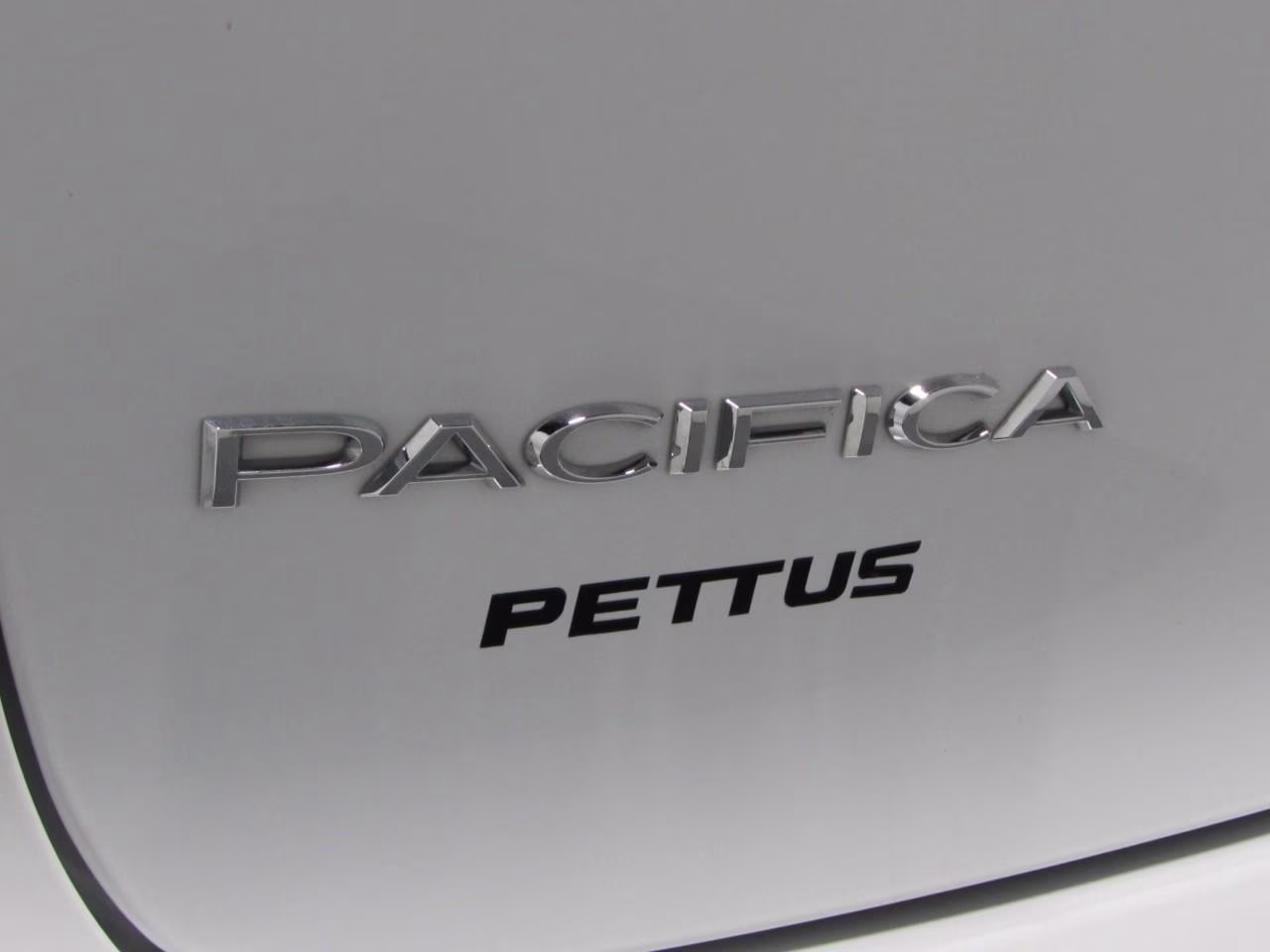 2023 Bright White Clearcoat Chrysler Pacifica Touring L FWD Van