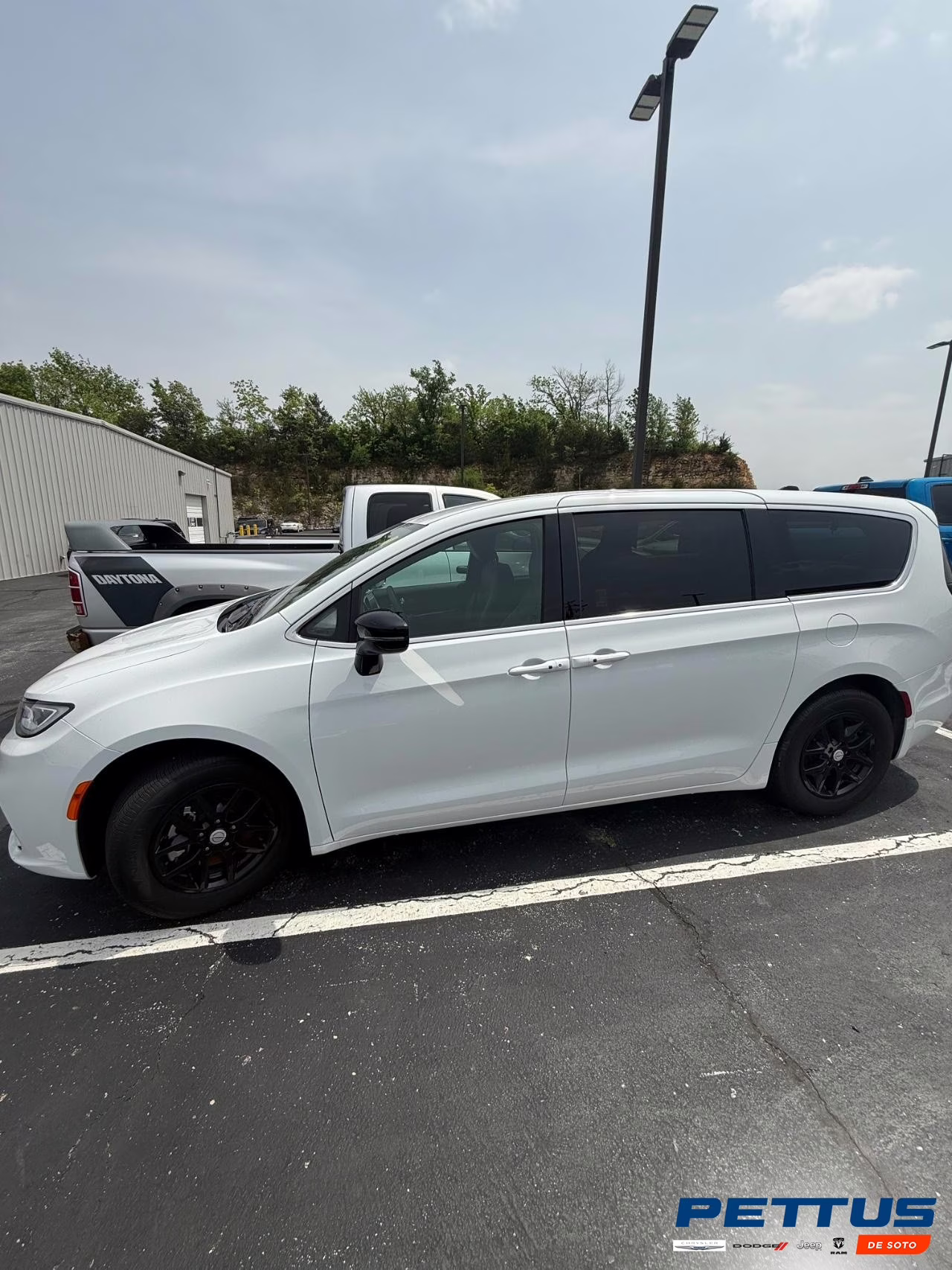 2023 WHITE Chrysler Pacifica Touring L FWD Van