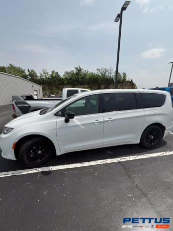 2023 WHITE Chrysler Pacifica Touring L FWD Van