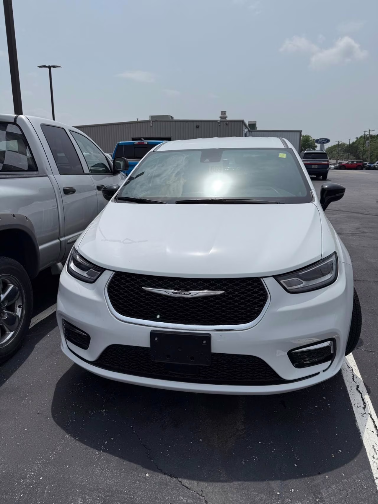2023 WHITE Chrysler Pacifica Touring L FWD Van