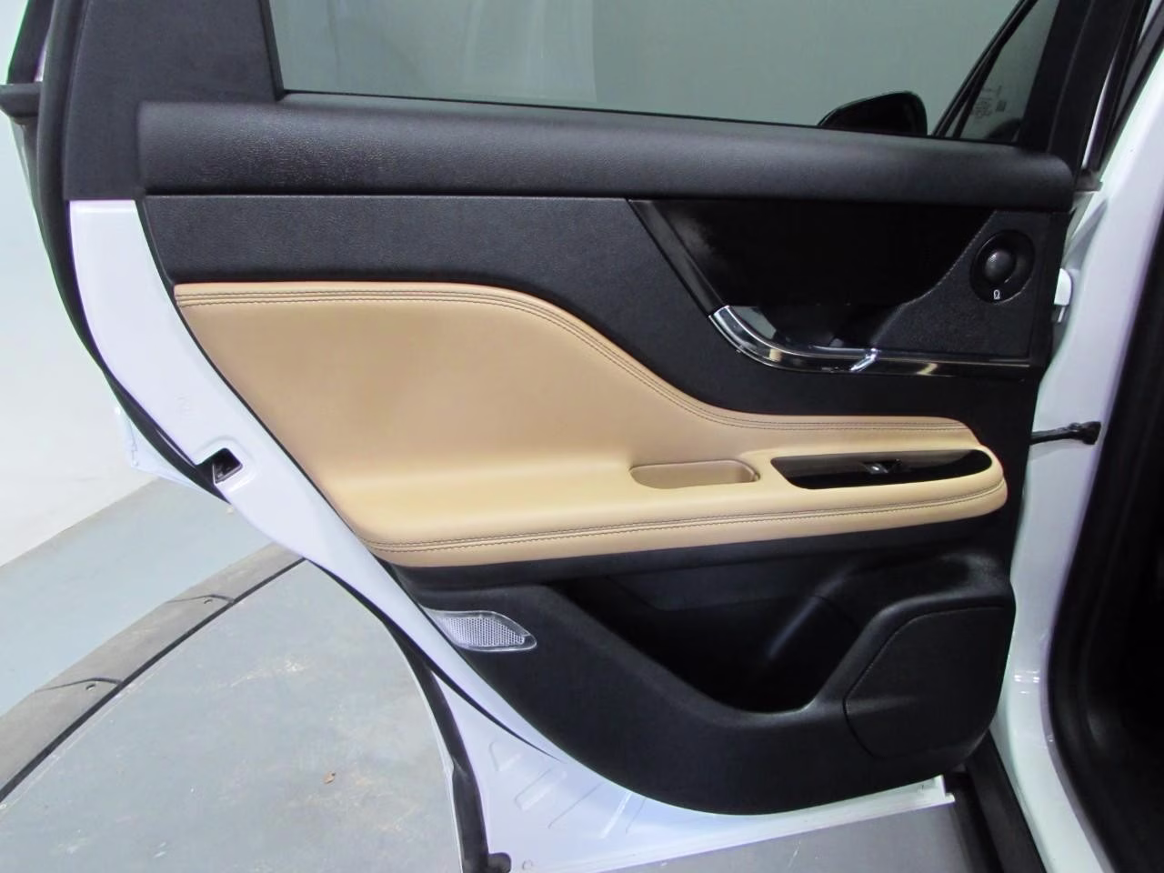 2022 Pristine White Metallic Tri-Coat Lincoln Corsair Reserve AWD SUV