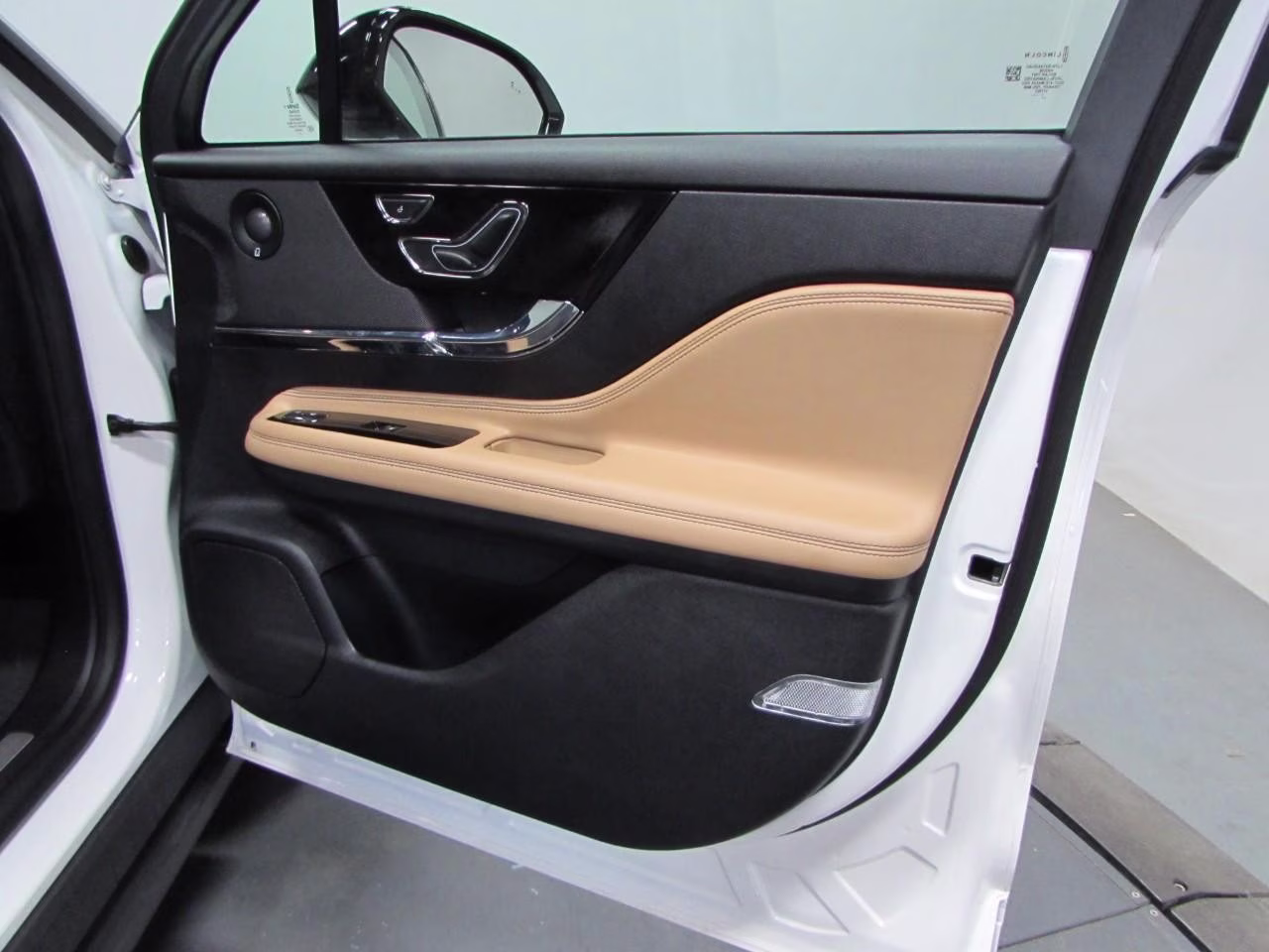 2022 Pristine White Metallic Tri-Coat Lincoln Corsair Reserve AWD SUV